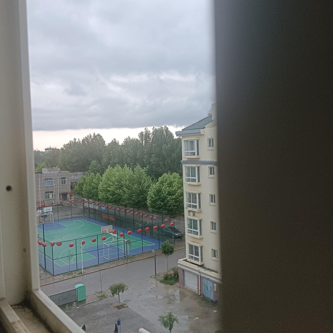 你听说过守财奴吗？今天让我涨见识了。今天跟老公在门口碰到房东大叔，老公跟房东闲