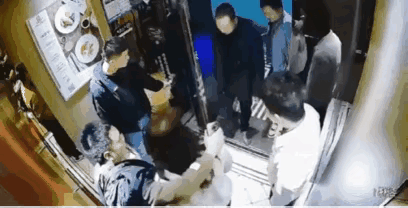 江苏醉酒男子踹倒酒店机器人，并踩头，被酒店索赔，以侮辱机器人。当天，醉​酒男