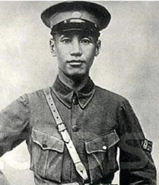 1997年，蒋纬国去世，他临终前的遗言轰动了整个台湾：“哥哥蒋经国并非父亲蒋介石