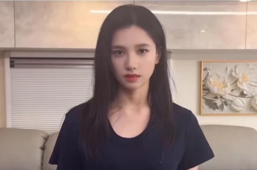 感觉像游戏CG里的阴郁系美人学姐…​​​