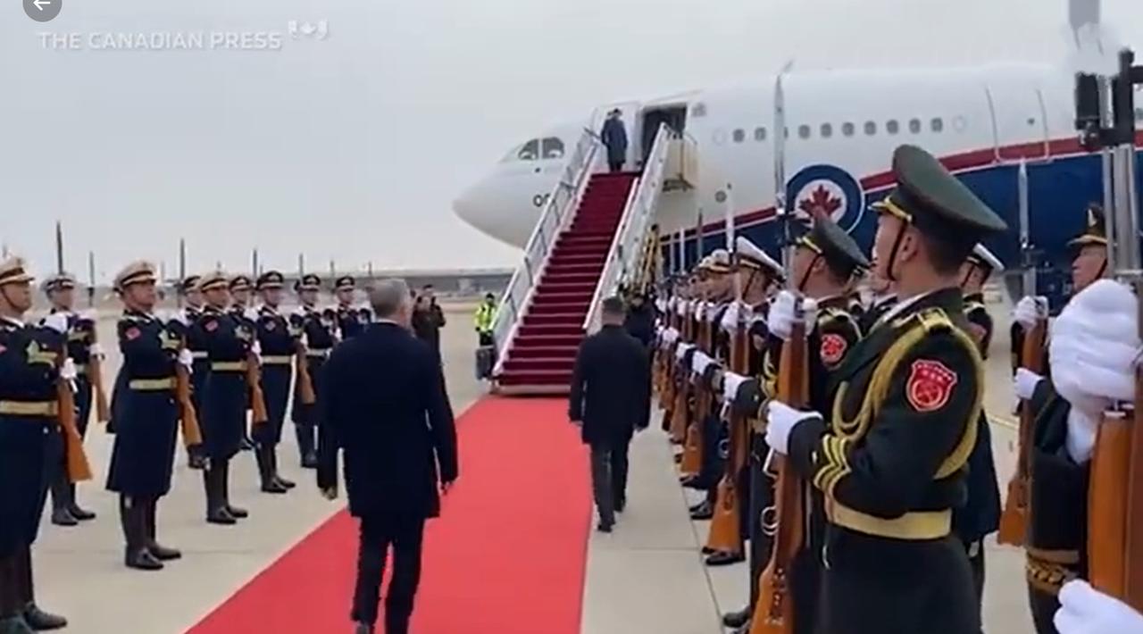 1月17日加拿大总理离开北京前与工作人员合影，而且欢送仪式隆重！总理先生乘车抵达