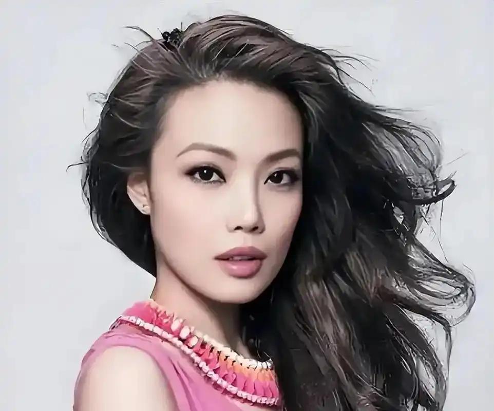 2013年，曾志伟60大寿，堪称娱乐圈世纪盛典。TVB豪掷数百万包下香港会展中