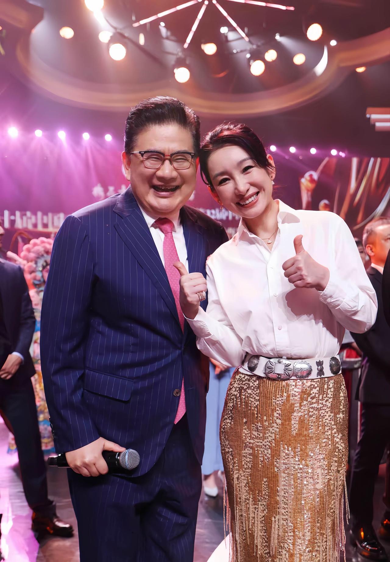 5月22日，曹可凡凌晨晒与秦海璐合影，并配文：“恭喜秦海璐因主演《四世同堂》而荣