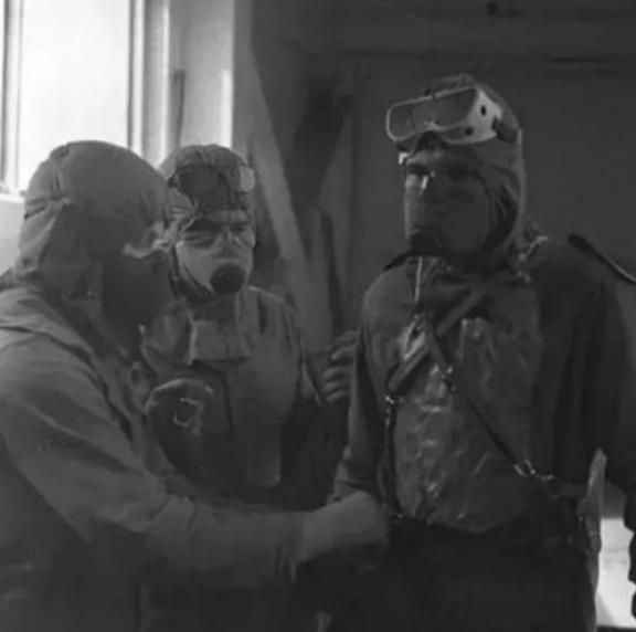 1986年，切尔诺贝利三勇士，进入核泄漏淹水区关闭阀门，被告知是一场有去无回的行