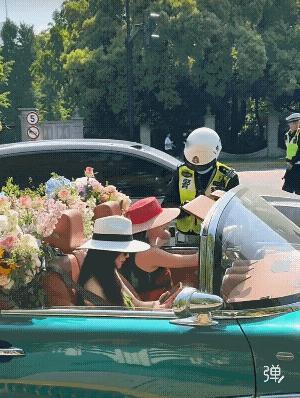 你猜她开起来帽子会不会飞！[大笑]