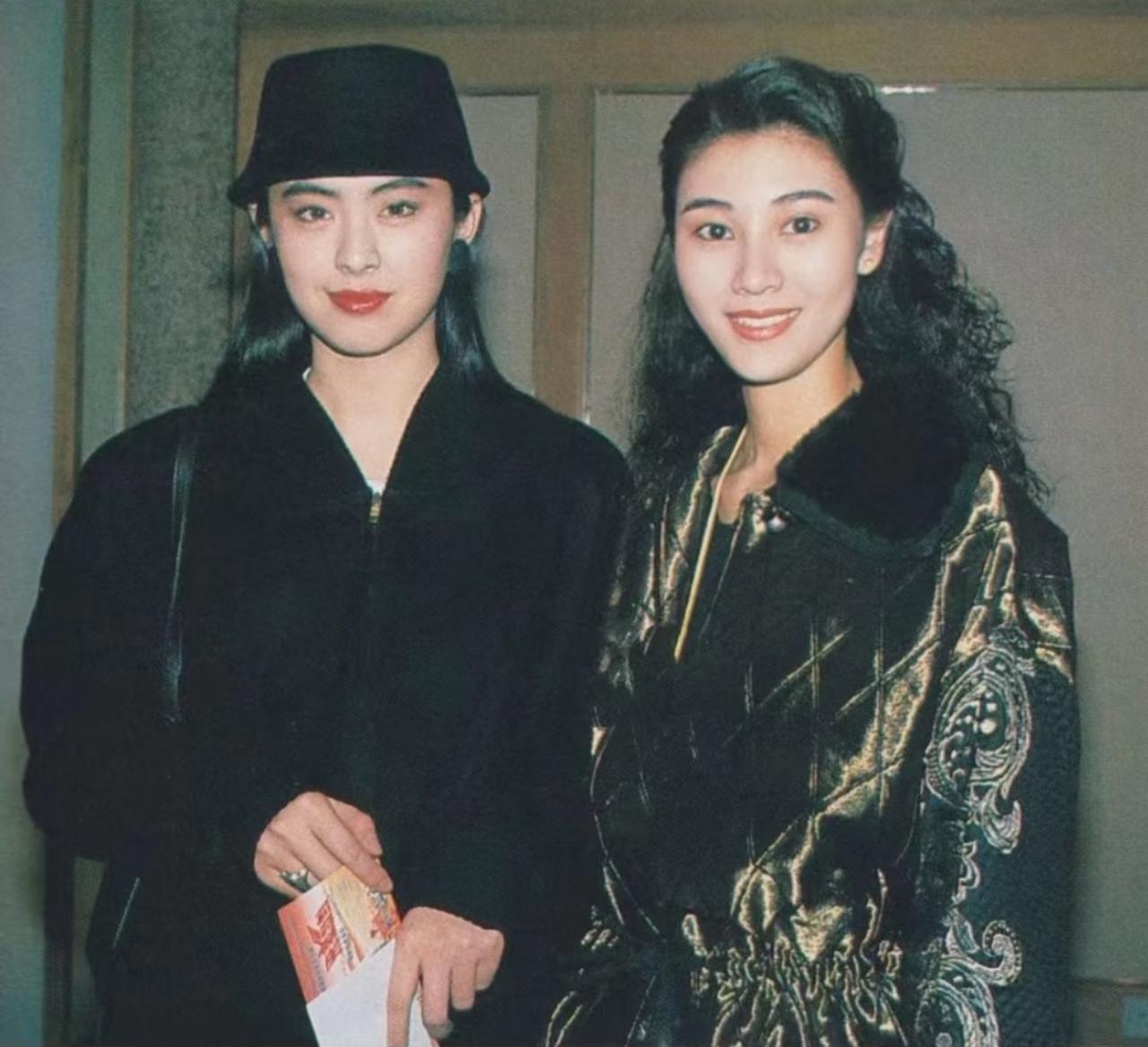 90年代初，王祖贤与李嘉欣的一张合影，两人一起参加活动时的样子。王祖贤比李嘉