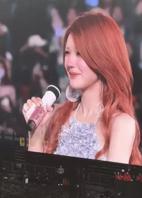 赵露思在生日会上宣布成立新工作室、加入新公司，还落泪感慨曾以为自己没法当演员了。