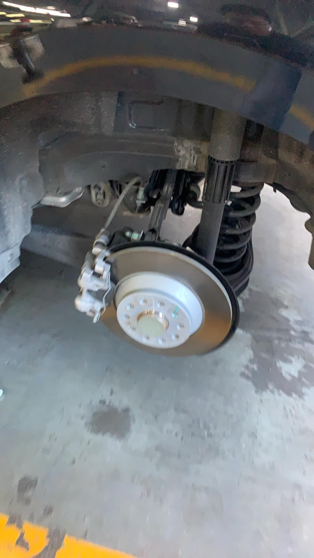 买迈腾注意了便宜没好货小心车毁人亡迈腾配的垃圾韩泰一年就高速爆胎，4儿子和一汽