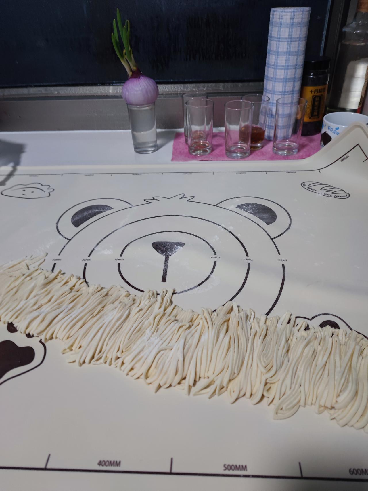 今天是老公的生日，做了手擀面，肉丝尖椒卤子，没敢像往年一样，说祝老公生日