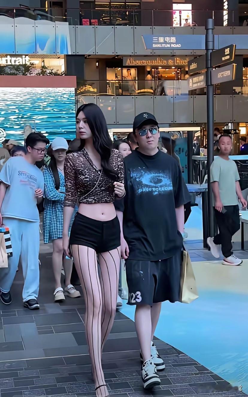 没想到假冒的王思聪比真的王思聪活得更潇洒，身边的女孩个子也更高，身材也更好，每天