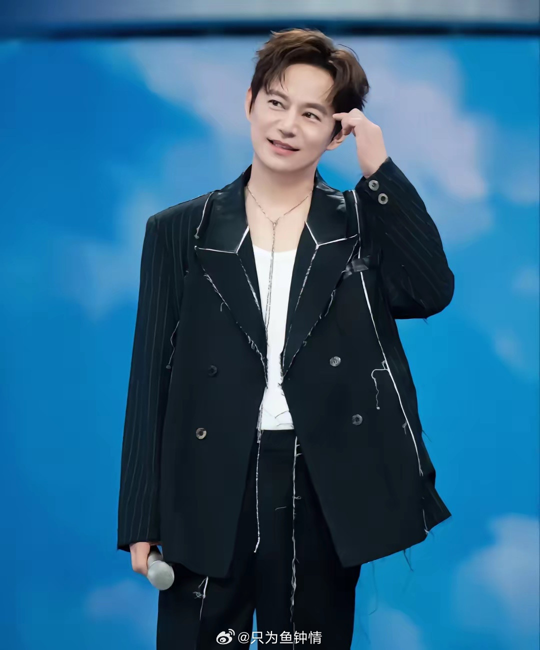 何炅今年51岁了，该做的一样没做，没结婚，没孩子，没成家，而且马上就进入自己