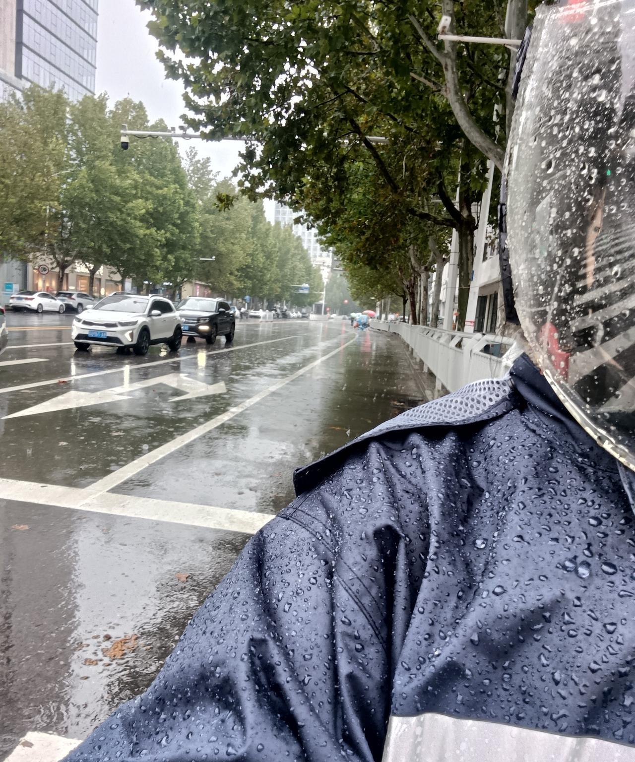 上午大哭了一场，哭完之后擦干眼泪冒着大雨又出来跑外卖了。事实证明人在倒霉的时候