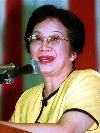 全球首位华人女总统：宣称自己是中国人，上台后首先把美军赶出国福建鸿渐村的村口，
