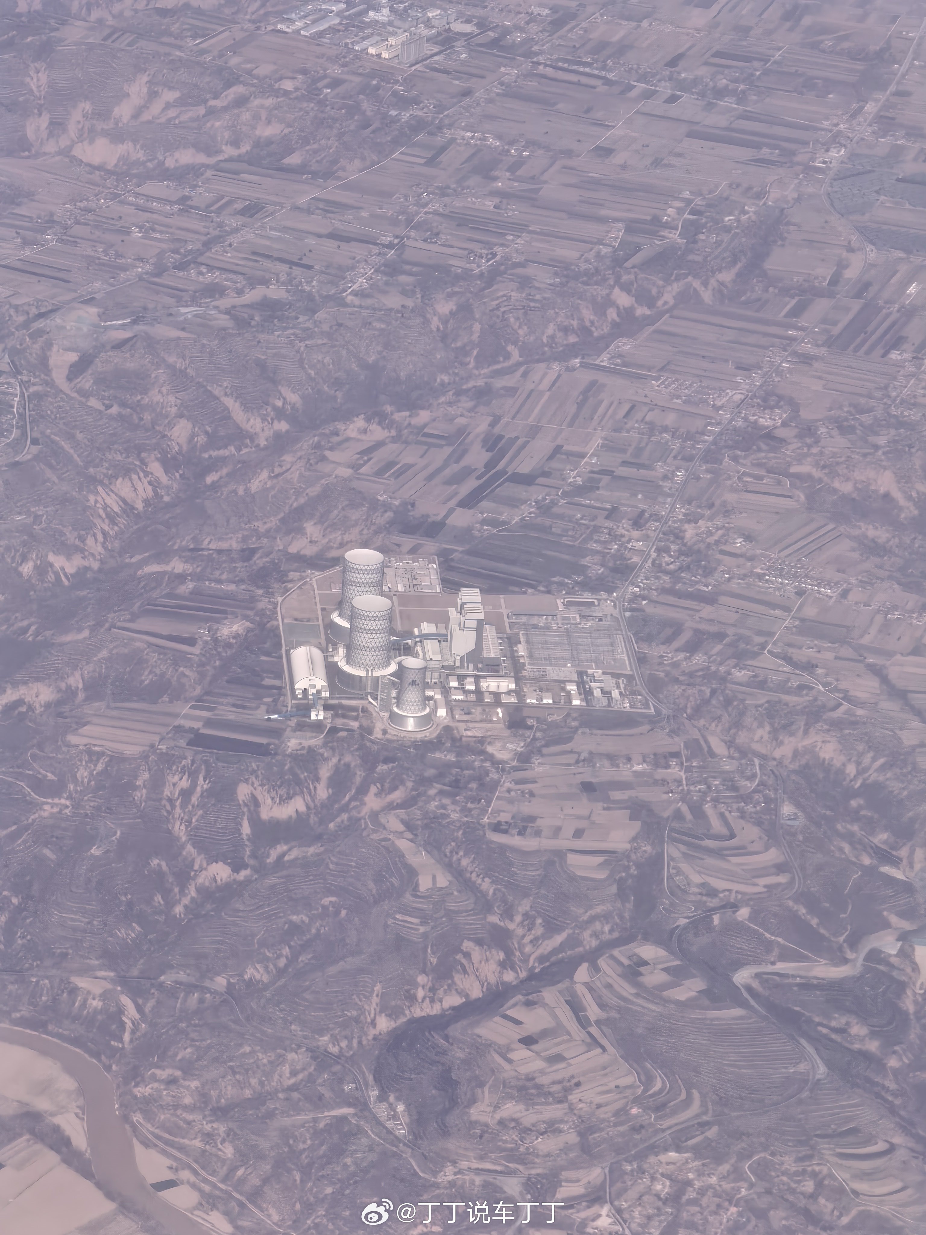 刚刚从飞机上拍的，大山中孤零零几个大柱子，挺壮观