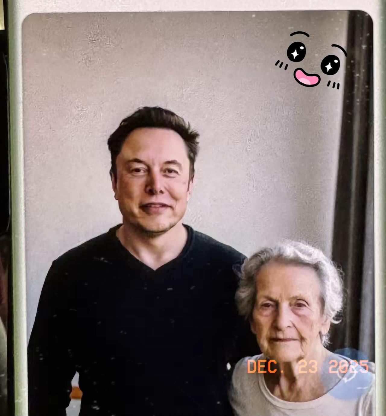 埃隆·马斯克：“我奶奶今年刚满百岁。如果你也觉得她很了不起的话，要么帮我给她送上