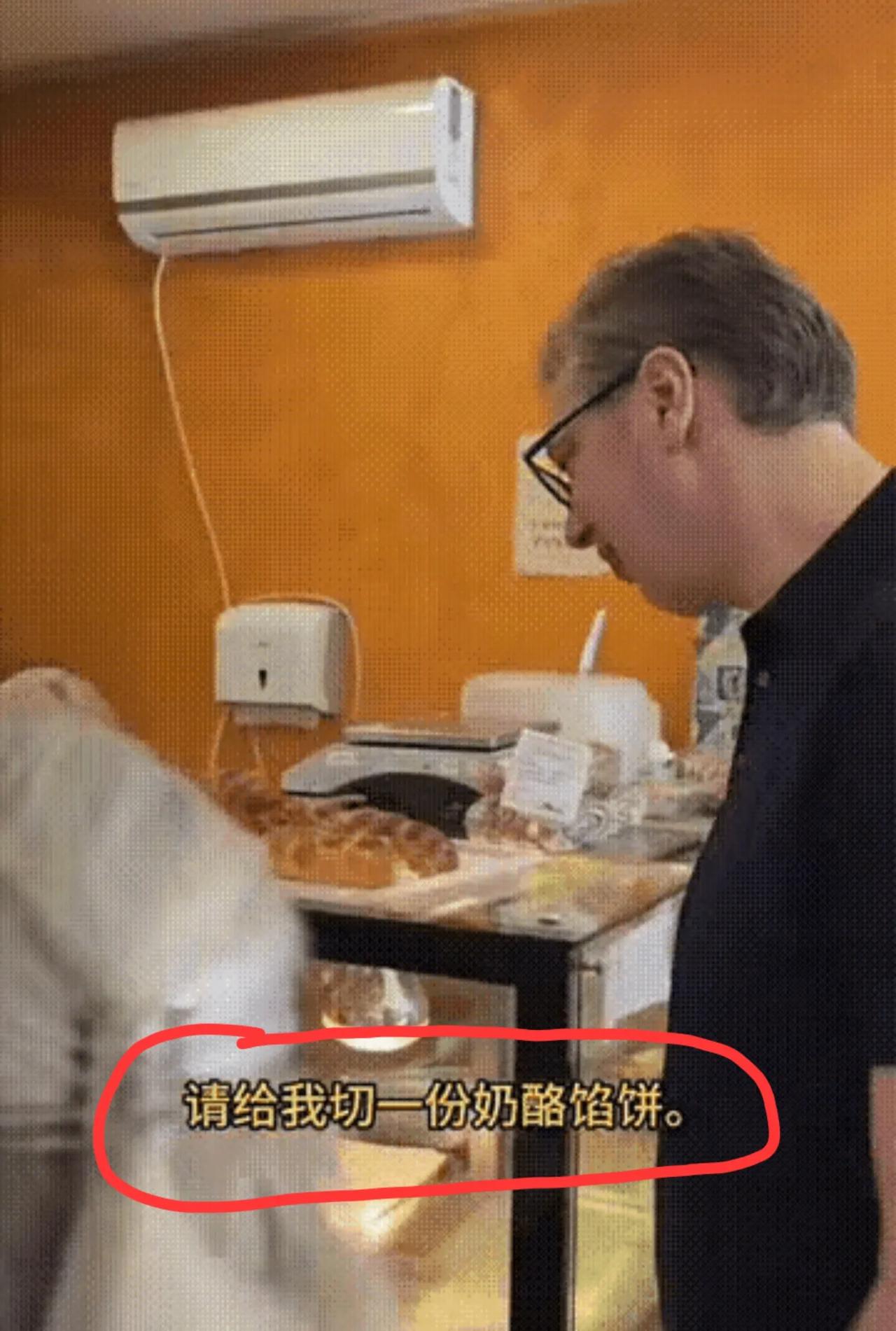 武契奇格局真大！他回到塞尔维亚外出吃饭，竟和群众在面包小店里一起就坐用餐，没有一