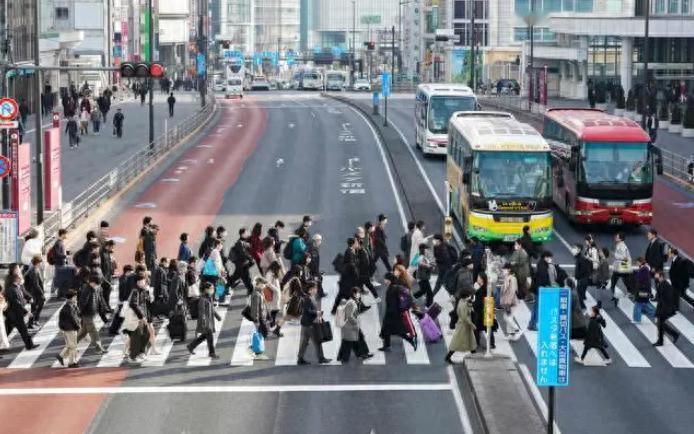 日本经济总量的天花板是6万亿美元，30年过去了，还没突破，遥遥无期。德国的天花板