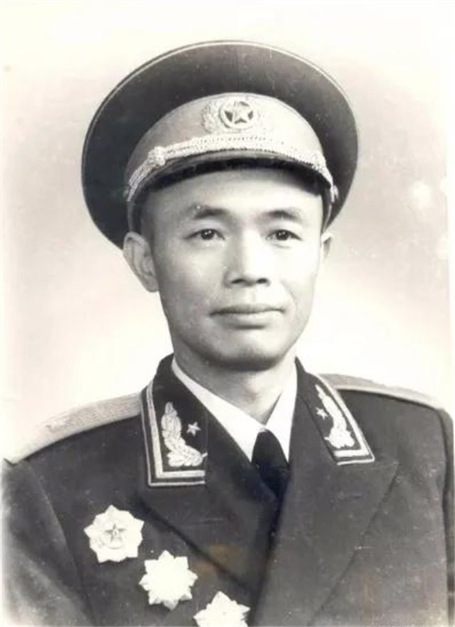 1980年，钟伟少将被平反后，找黄克诚要他的老房子，黄克诚大骂：我看你是越老越糊