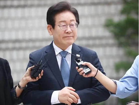韩国总统李在明摊上大麻烦了！ 李在明那架专机刚在华盛顿落地，跟着的记者们一眼