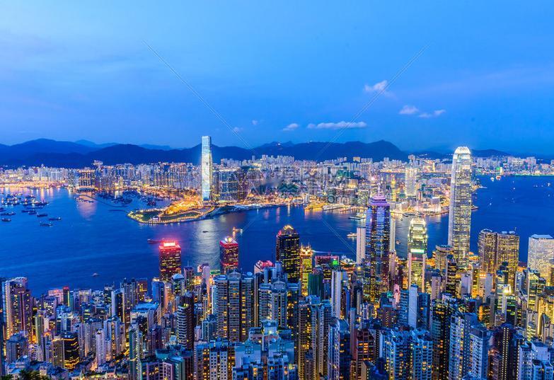 你肯定听过这句话：“卖早了后悔，卖晚了更后悔。”但巴菲特这个93岁的老头，卖