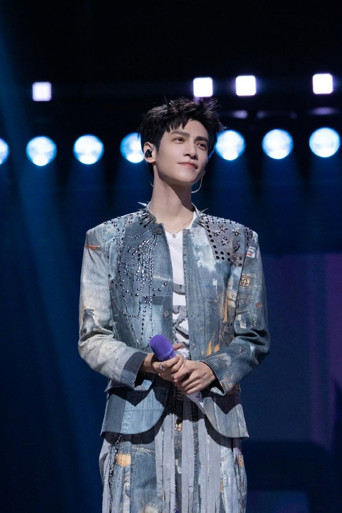 谁懂罗云熙在舞台上开嗓的瞬间，满屏注意力全被他的颜值勾走！！冷光打在脸上勾勒出精