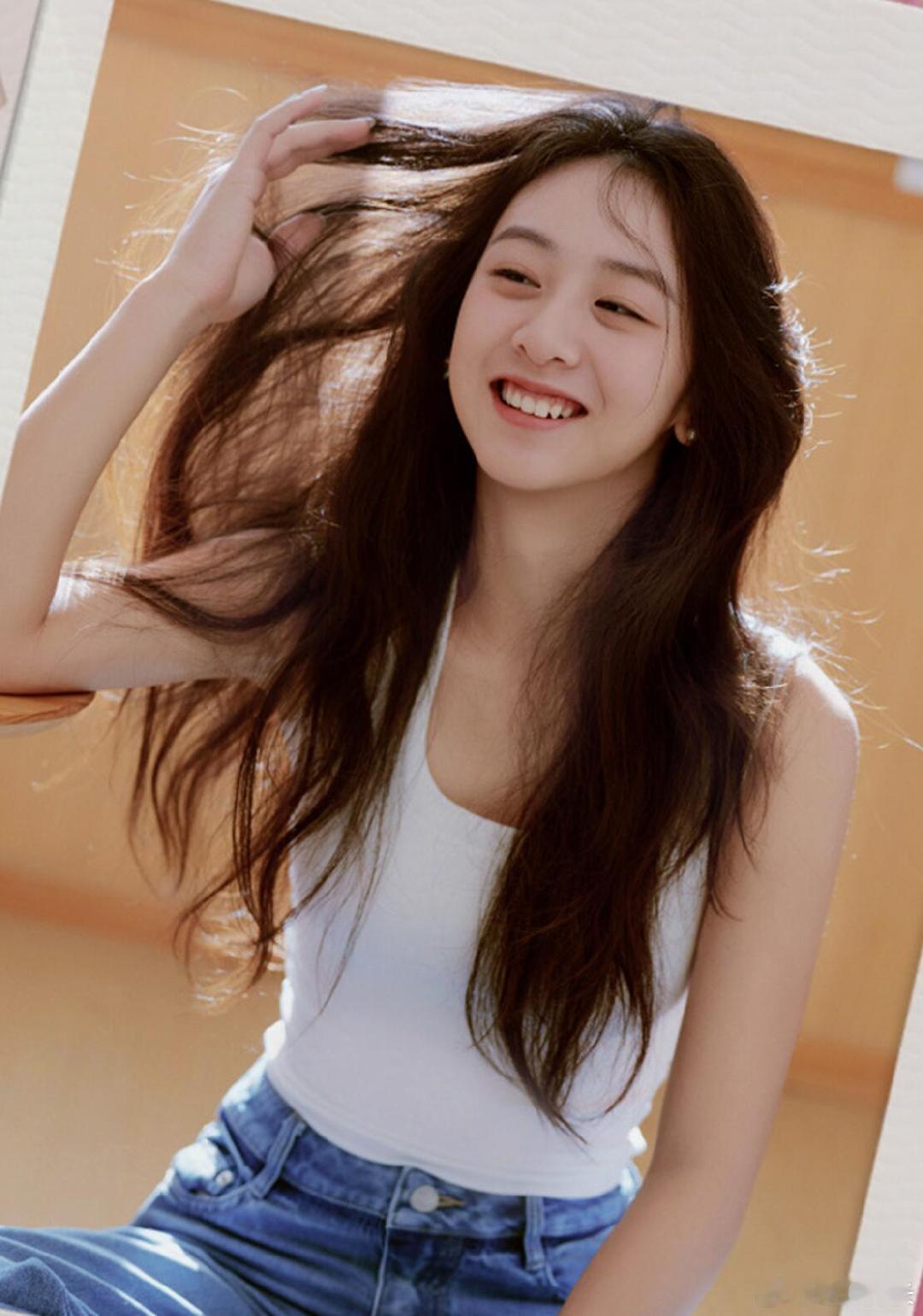 森碟18了18岁森碟生日照森碟18了，蓬松长卷发衬得五官更精致，越长大越惊艳！