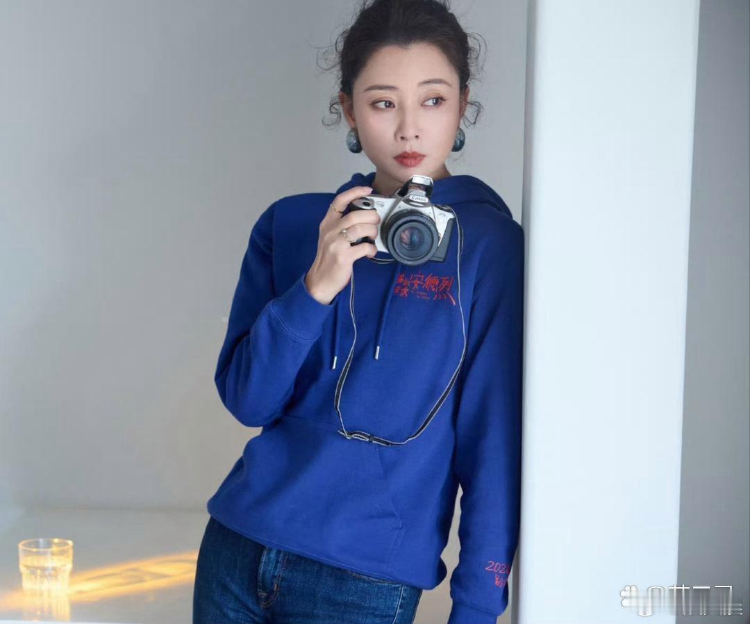 殷桃换上卷发造型之后，氛围感直接拉满，愈发富有女人韵味，颜值状态格外出彩。​​