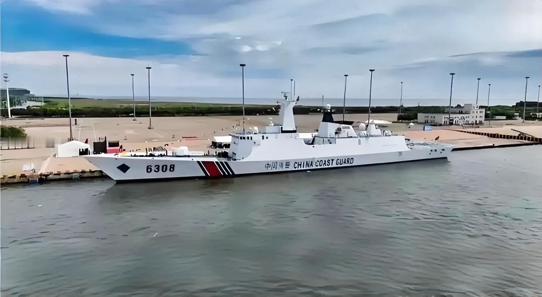 中国海警的灵山舰是我国‌自主设计建造的301型新型海警执法主力舰‌，舷号63
