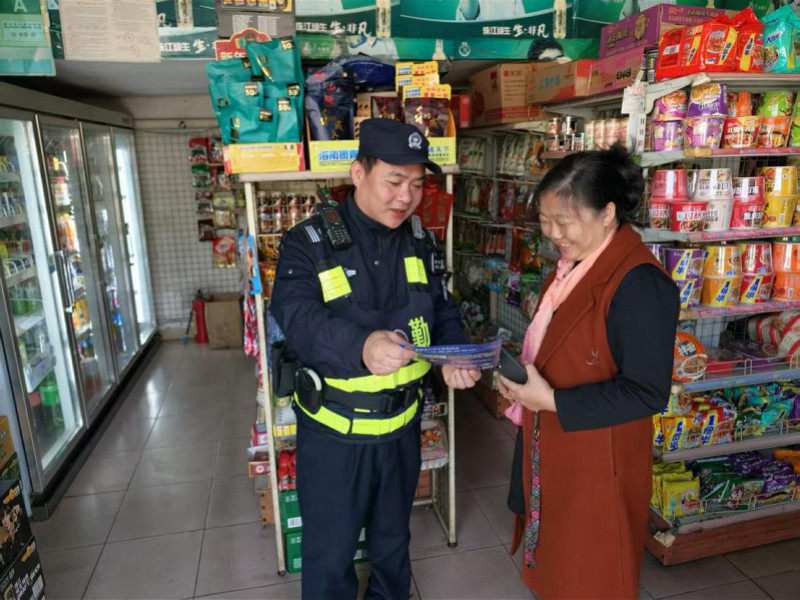 休班辅警街头救昏厥市民 关键时刻显担当