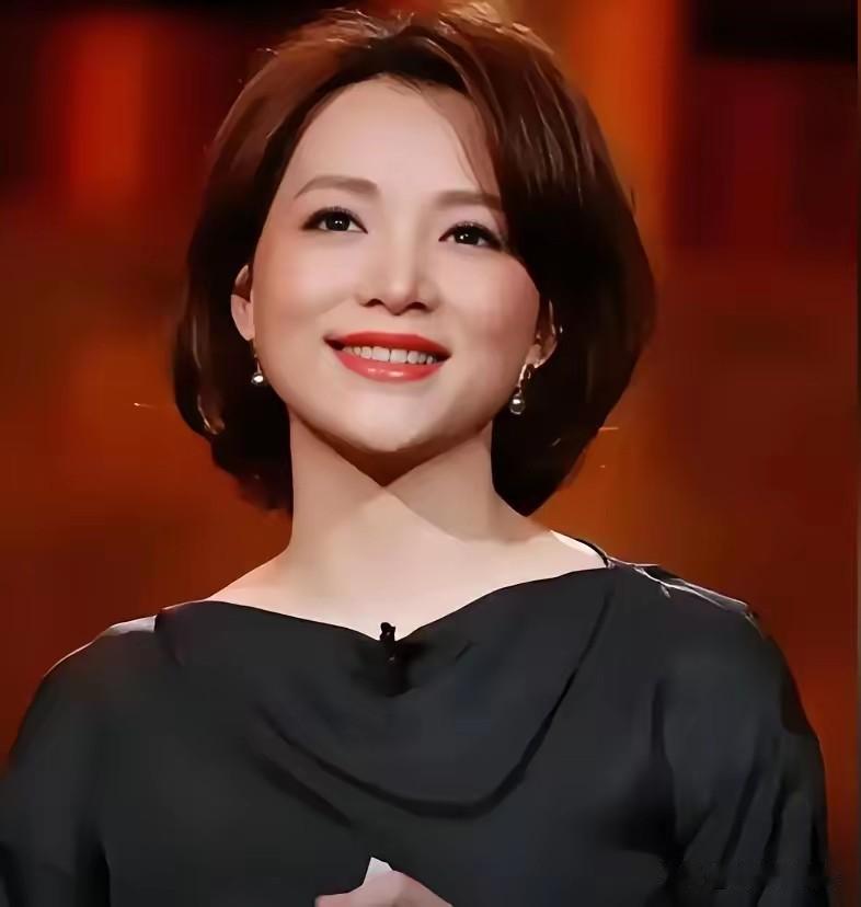 董卿这事。给所有人都上了一课！才华再高也不代表一辈子能走得稳，因为决定人生走