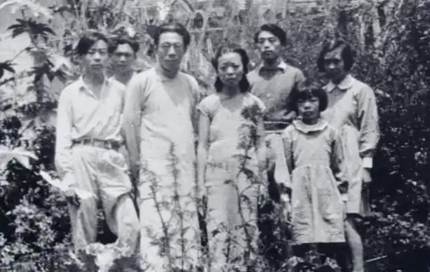 1922年闻一多在父母强行施压下,迎娶了从未谋面的远房表妹高孝贞,洞房之夜,闻一