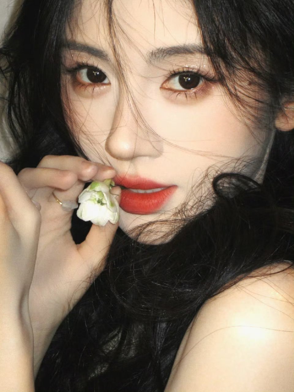 鞠婧祎捧花头像鞠婧祎捧花长裙人比花娇，氛围感拉满!!💐小鞠完美诠释了什么是人