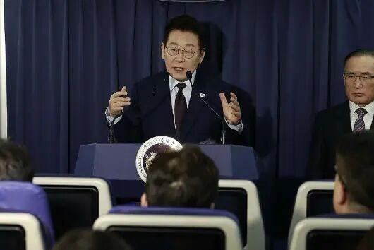 终于服软了，高市拿到中方口信？李在明通知日本，美韩专机将抵华，高市做梦都没想到，