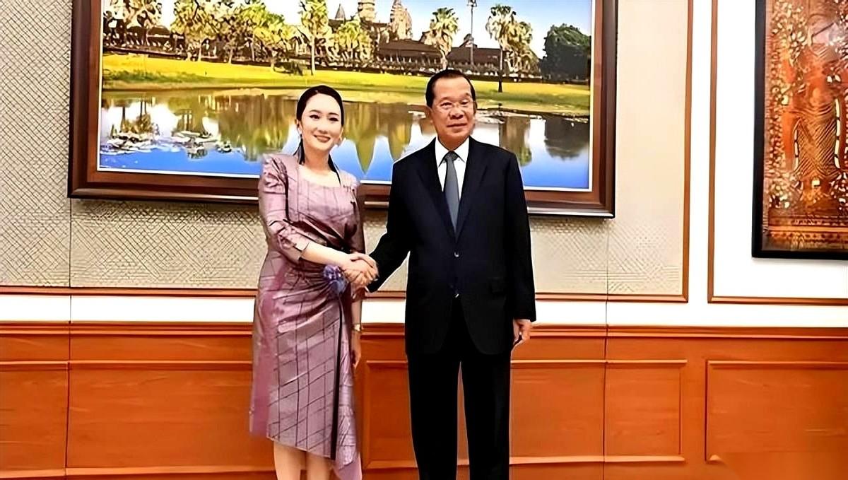 你说逗不逗？隔壁邻居跟人打起来了，眼看要吃亏，结果你这个当大哥的，就站在窗户边