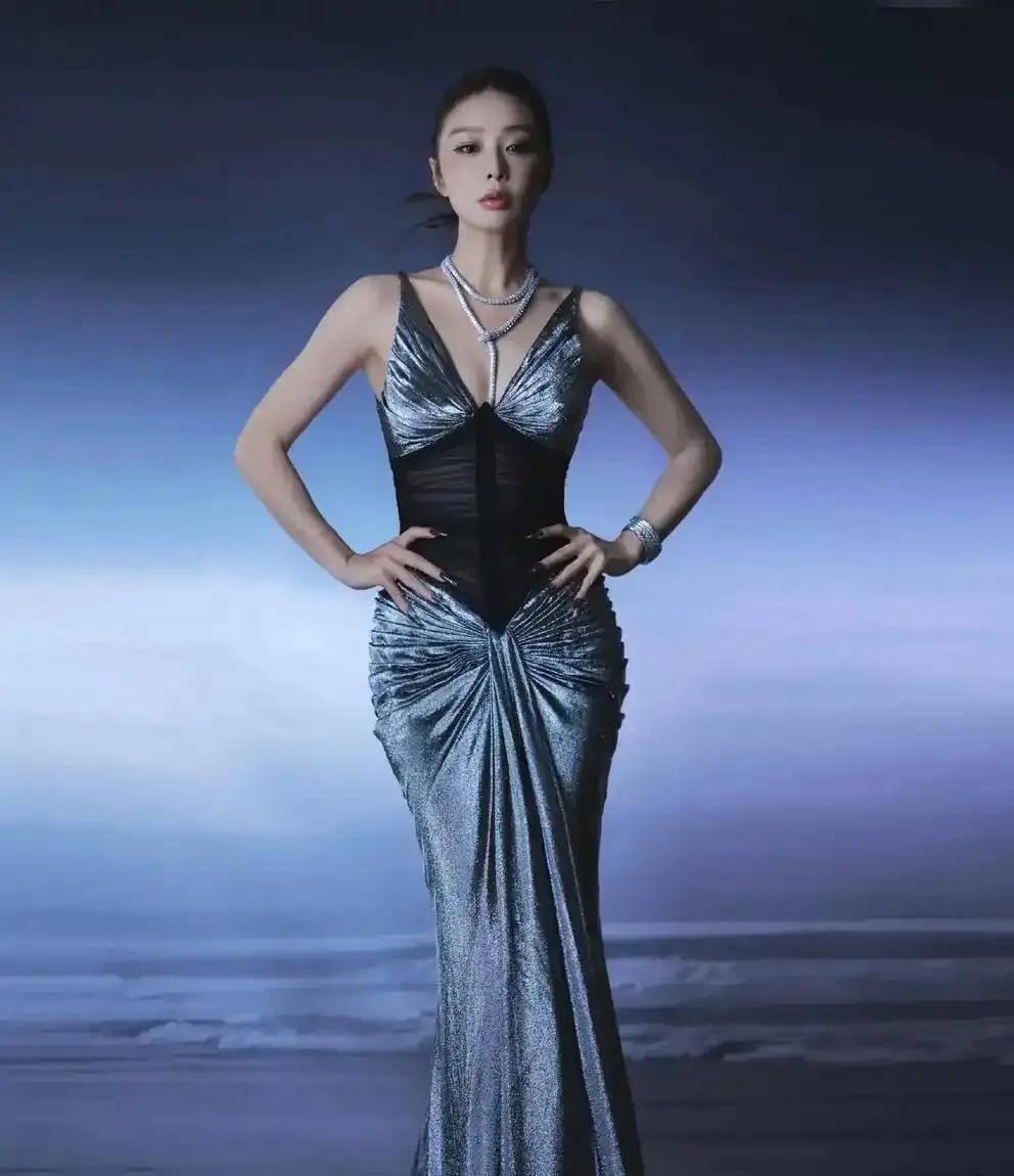 高叶这套银黑亮面礼服氛围感拉满！紧身剪裁勾勒曼妙曲线，金属光泽面料自带气场，又