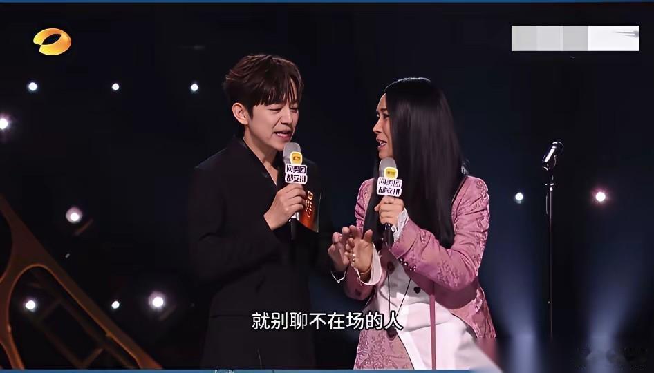 那英那句“包括我跟她妈妈”，在一个句子里同时踩了三个雷。第一个雷，在直播节目里