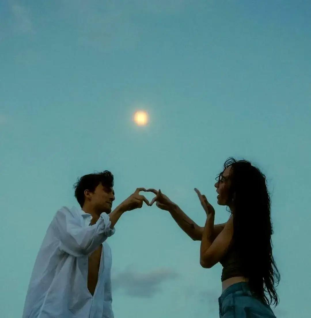 婚外情数据又刷新，三十到四十五岁成了高发区。刷到报道说去年离婚案里三成多都牵扯