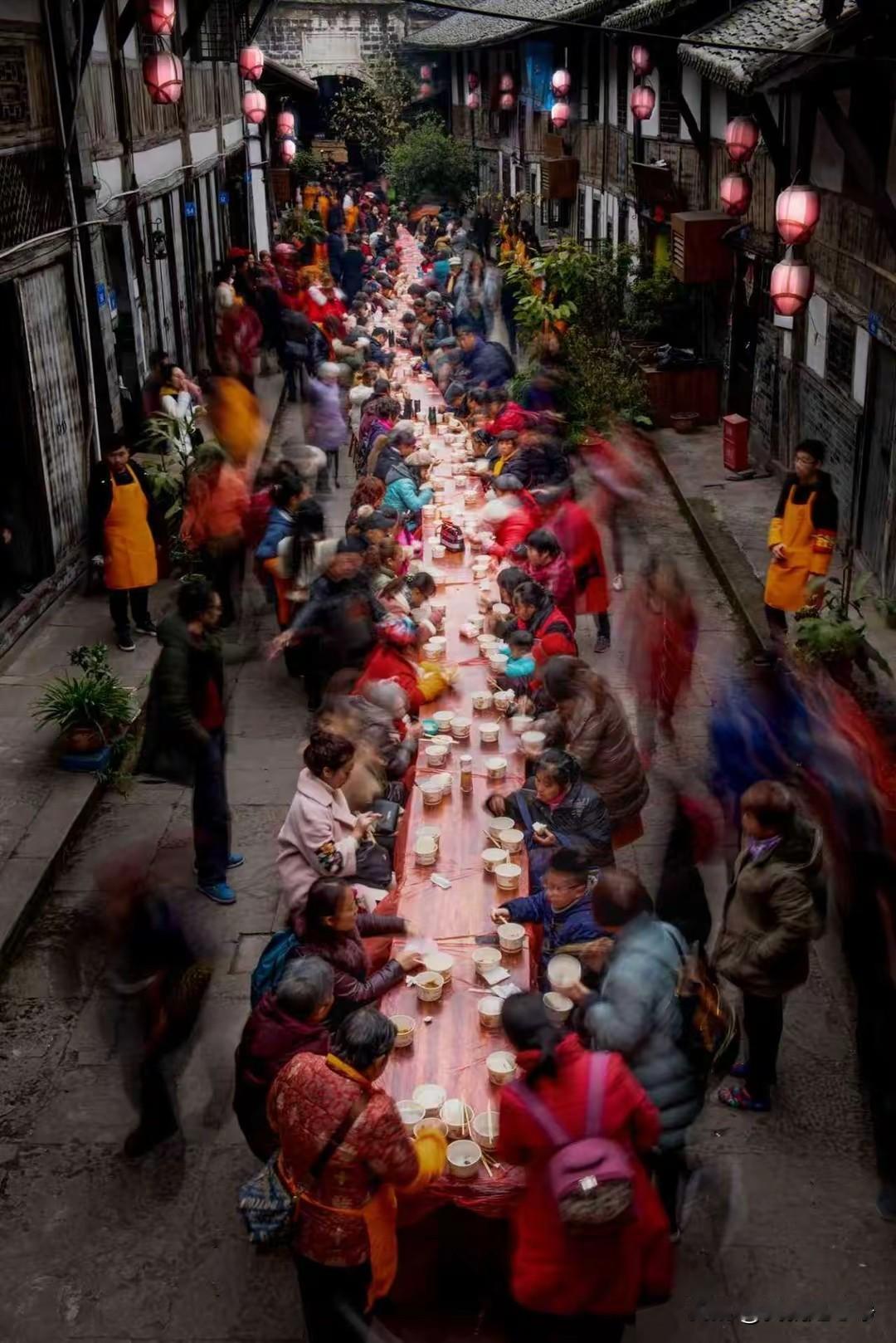 上午在街边闲逛，听到了一句让人非常震惊的话。有人聊天的时候说了一句，穷的好好的