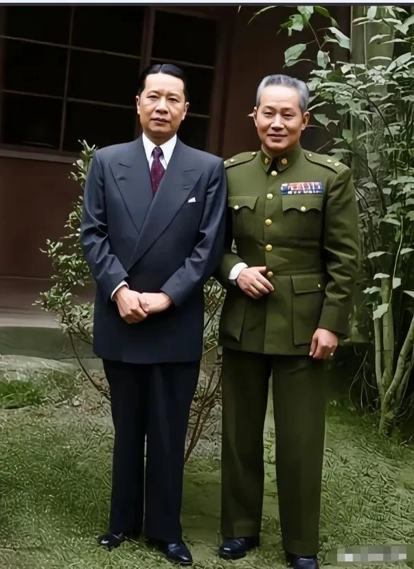 1953年，孙立人与赴台办事的宋子安的合影照片，宋子安西装革履，孙立人...