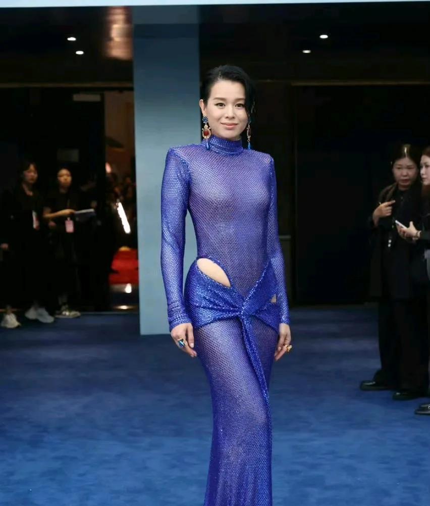 香港女星胡杏儿身穿这紫色长裙，不得不说身材保持真好。真心羡慕这么好的身材好，太