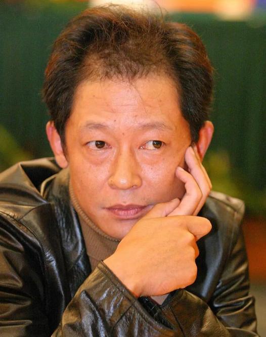 1990年代中期，中戏分房子，王志文本应该分到，结果没有，于是打电话给院长表达不