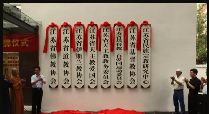 但是在中国，信仰与神可以有关系，也可以没有关系，但归根结底是没有关系的。中国人