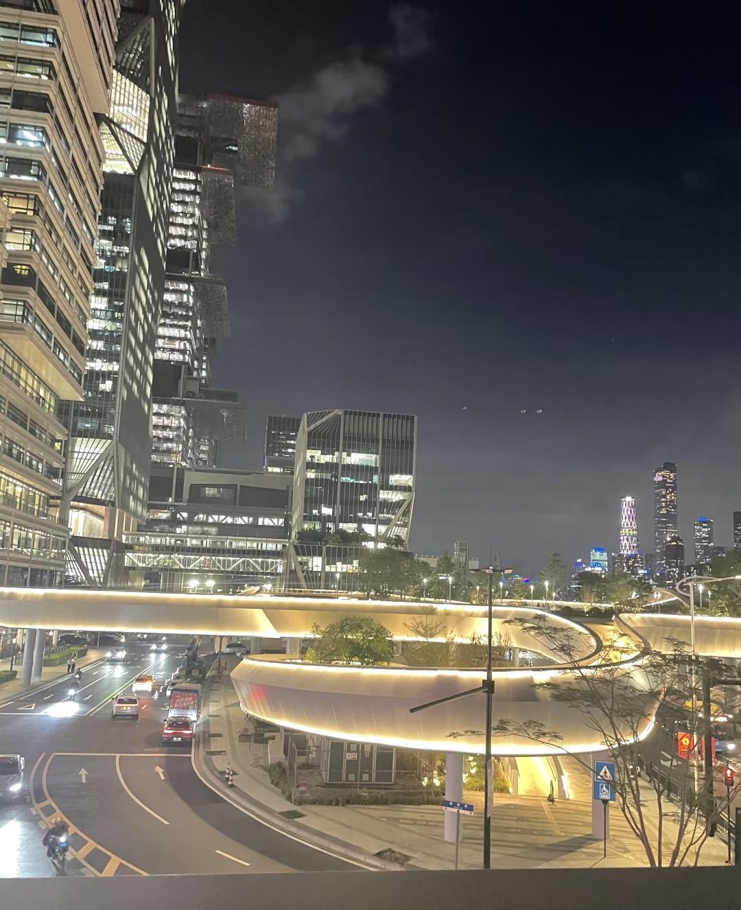 琶洲空中连廊夜景城市地标建筑琶洲空中连廊