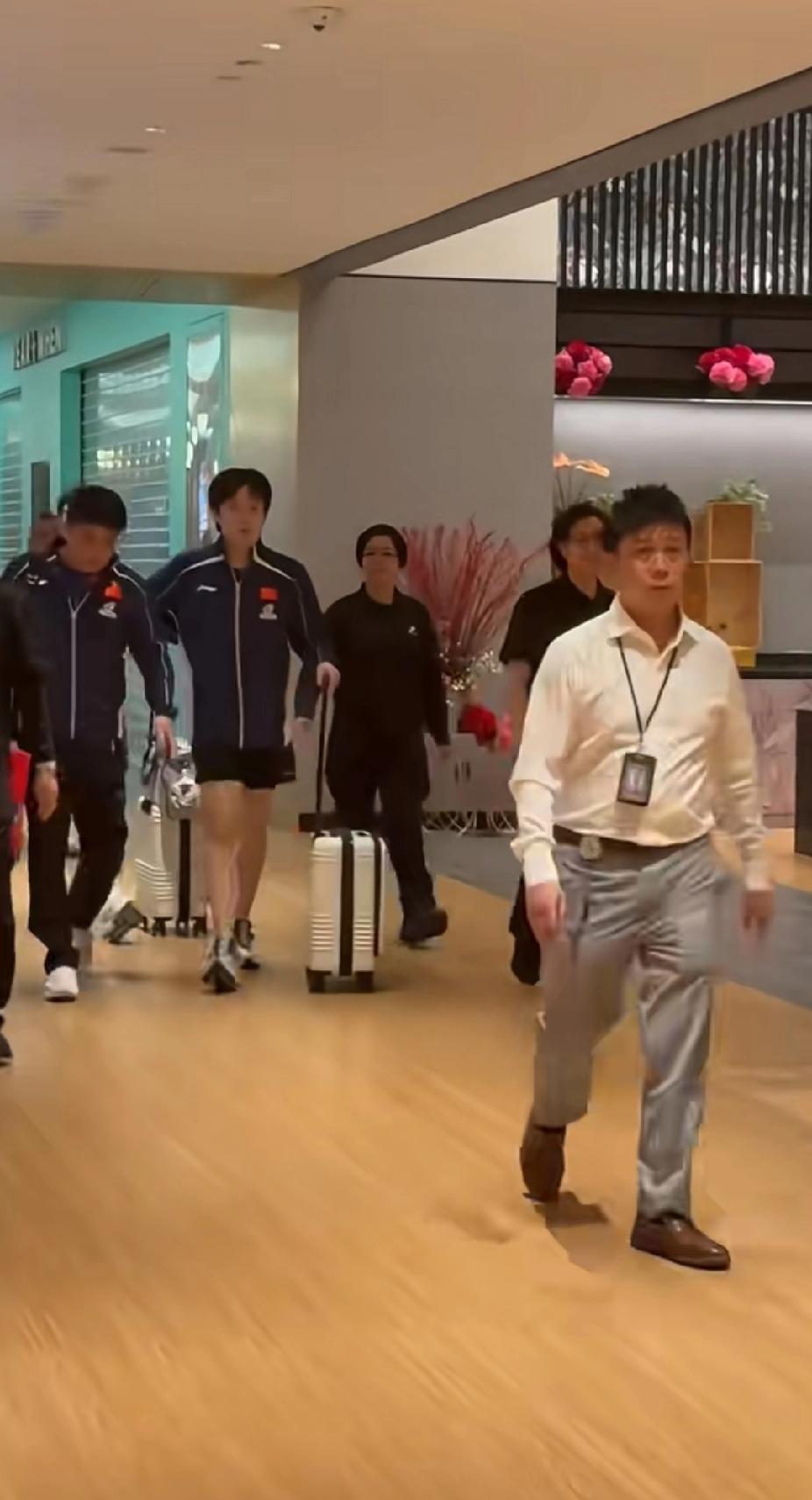 刚赢球回酒店！王楚钦这幕，温柔到骨子里了❤️2月22日新加坡大满贯压轴取胜