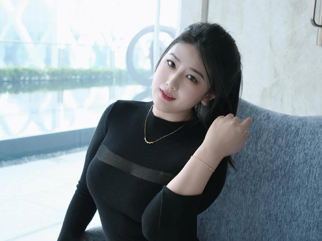 黑裙邂逅都市，藏在光影里的温柔气场一袭黑色针织裙勾勒出优雅轮廓，细腻的针织