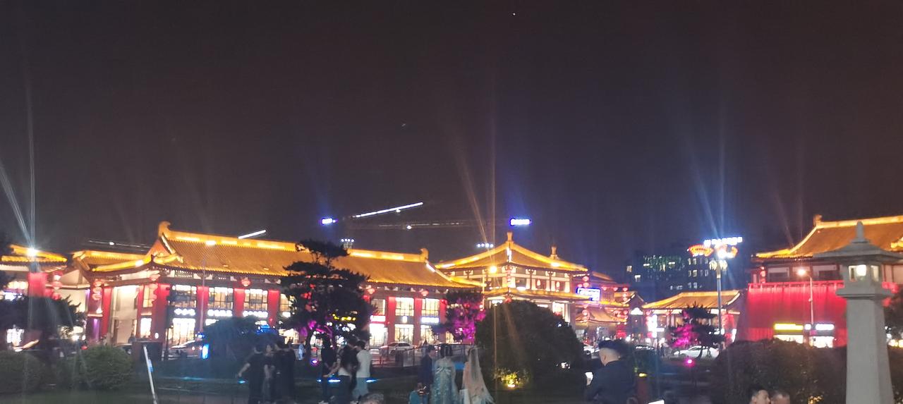 繁华的大唐不夜城。一到晚上，灯光璀璨，游人如织，各种摊位一个接着一个，吃的、玩的