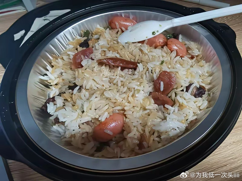 24岁百万吃播干饭莹莹去世的消息刷出来的时候，我盯着屏幕愣了好久。之前刷到她的视