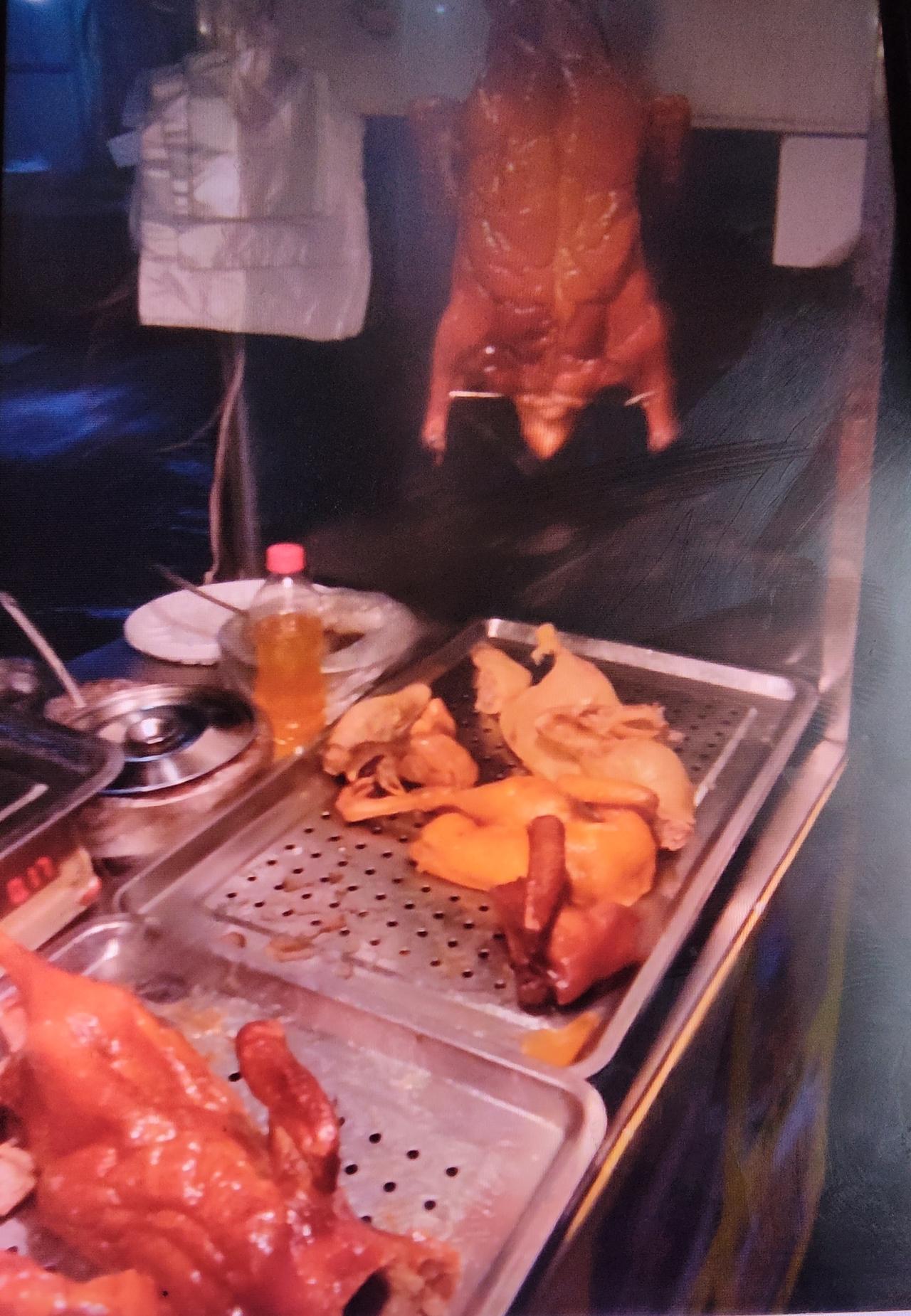 为什么卖烧鸭的纷纷关门了？近段时间看到许多家卖烧鸭的关门去打工了。我们朋友