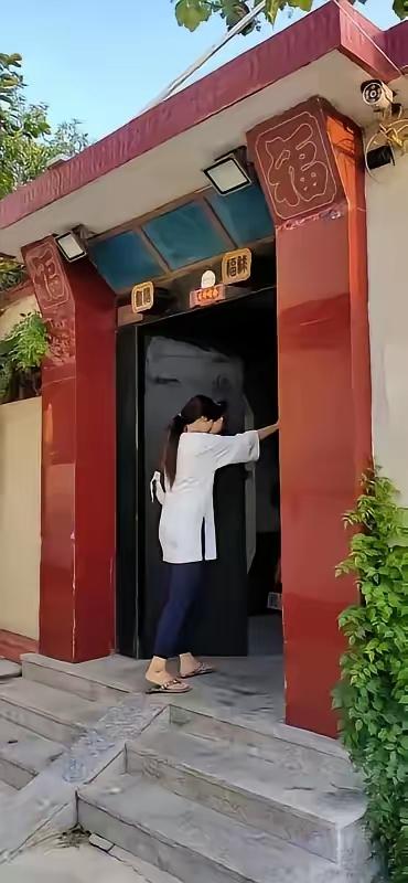 临产争执丈夫摔门失联，孕妇独自赶往医院生子，两天后登门送礼，一句话让男人彻底僵住