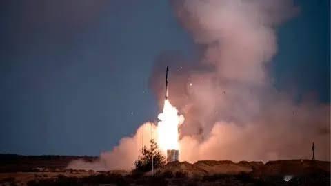 美国军费1万亿美元，拦截了最多几千架伊朗导弹无人机，就耗尽防空弹药。俄罗斯军费1